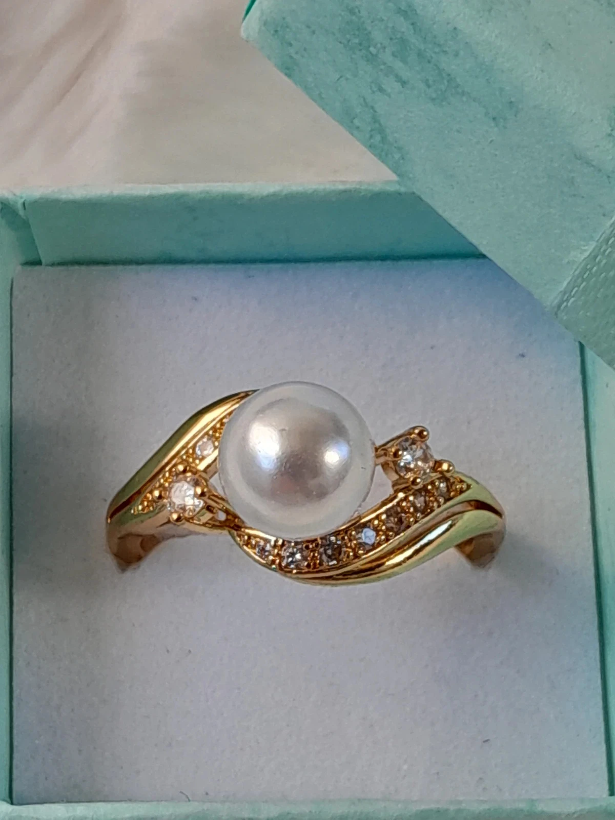 Anillo dorado, con perla blanca y pedrería, talla 60 – photo 3